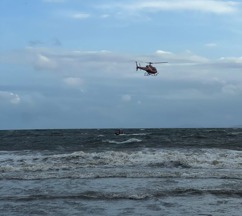 Imagem mostra busca de helicóptero para encontrar jovem arrastado pelo mar em Penha