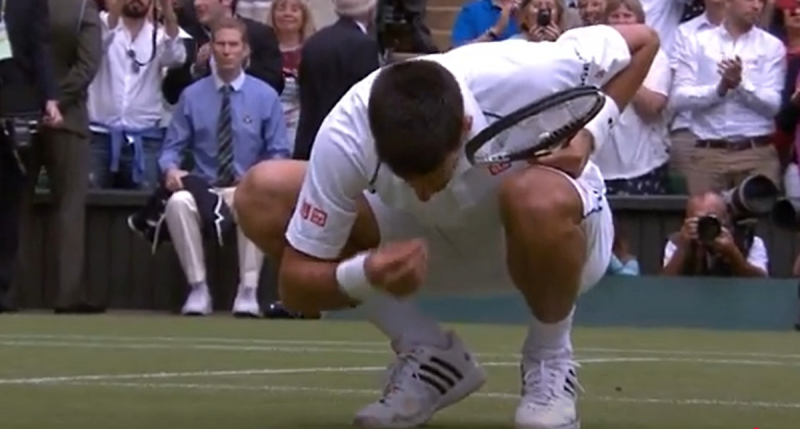 Djokovic em jogo em Winblendon comendo grama - Foto: Divulgação/Wimblendon/Youtube/ND