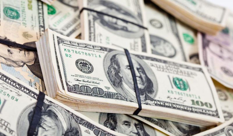 Cotação do dólar comercial atinge R$ 6,14 nesta segunda-feira (6) 