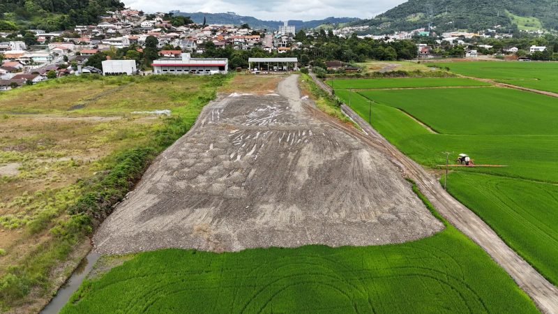 Local de descarte de entulhos recolhidos durante obra de desassoreamento do Rio Itajaí-Açu