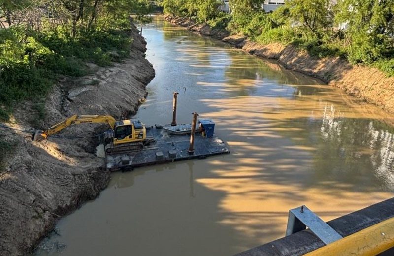 Maquinário atuando durante obra de desassoreamento do Rio Itajaí-Açu