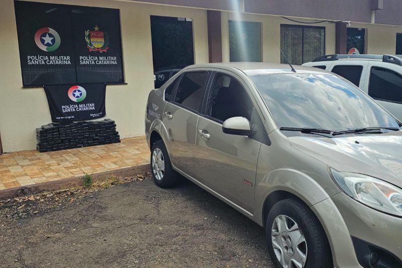 Os mais de 100 kg de maconha estavam no porta-malas do carro