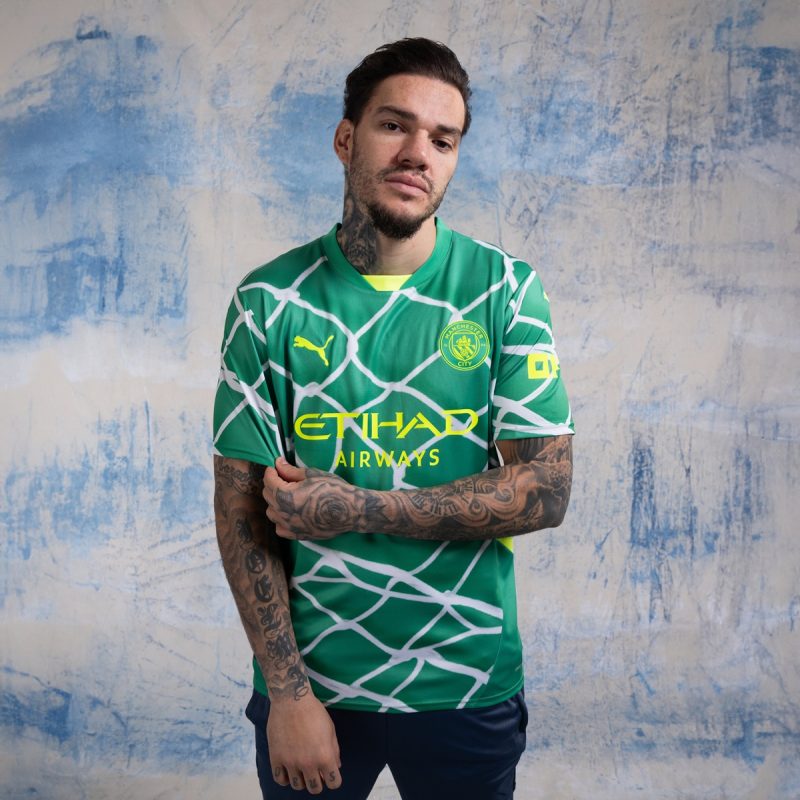 Ederson posa com camisa especial do Manchester City