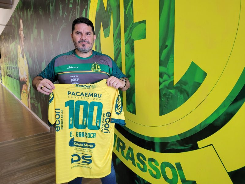 Eduardo Barroca segura camisa do Mirassol