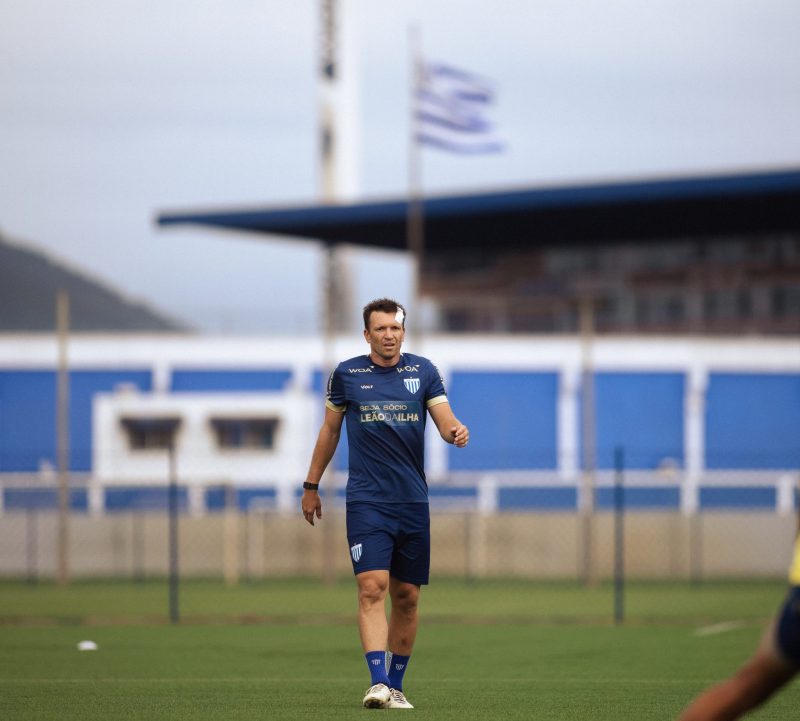 Eduardo Brock com curativo em treino do Avaí no campo sintético