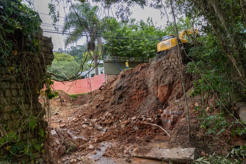 Morro desbarrancado com chuvas que motivaram abertura de saque calamidade do FGTS