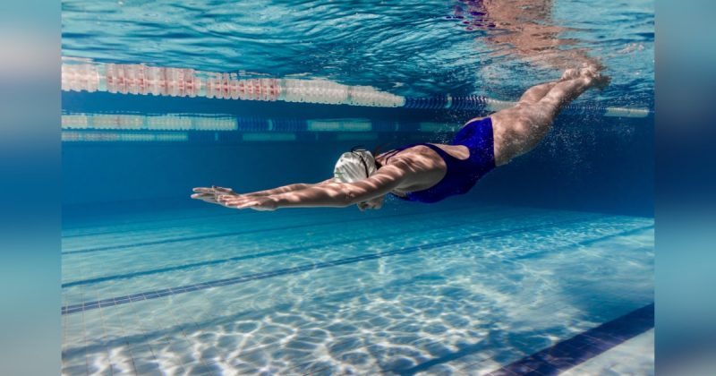 Pessoa mergulhando em piscina de natação