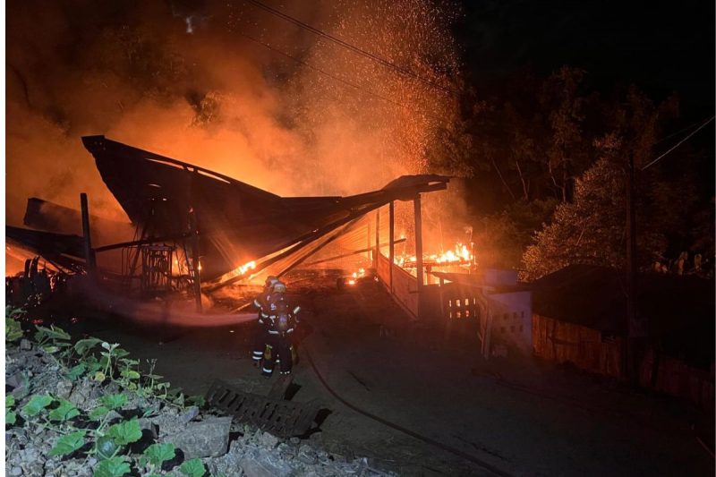 Fagulha da fornalha pode ter iniciado um incêndio no galpão na Linha Dois Irmãos