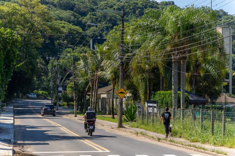 Equipamento redutor de velocidade retirado em outubro não foi recolocado; apenas a placa indicando lombadas segue no local