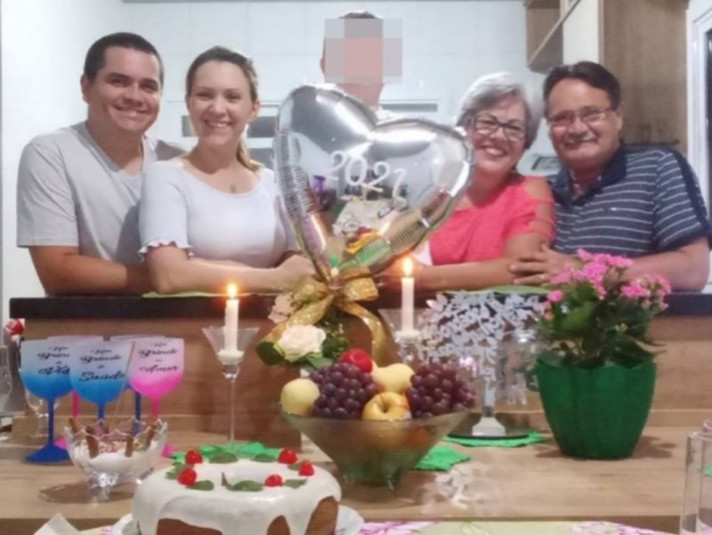 Família reunida com suspeita em Natal antigo