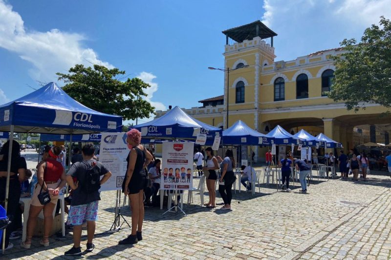 Consumidores com nome sujo renegociam dívidas no Feirão do SPC