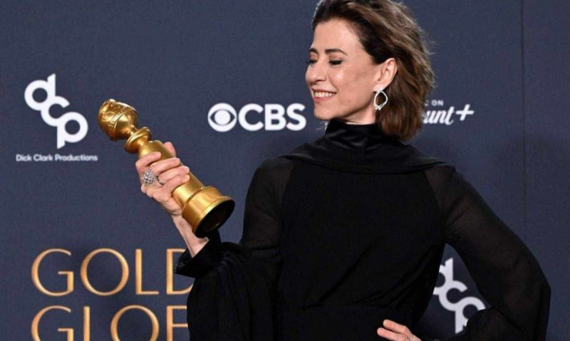 Fernanda Torres segurando seu prêmio do Globo de Ouro