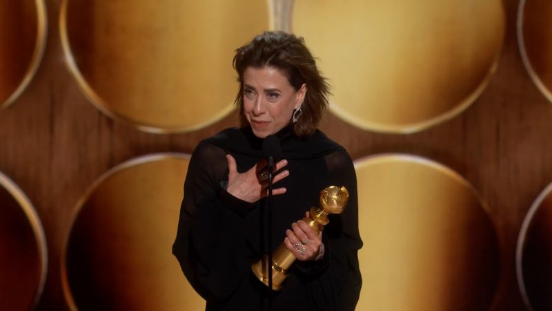 Fernanda Torres segurando o Globo de Ouro 2025 de Melhor Atriz em Filme de Drama