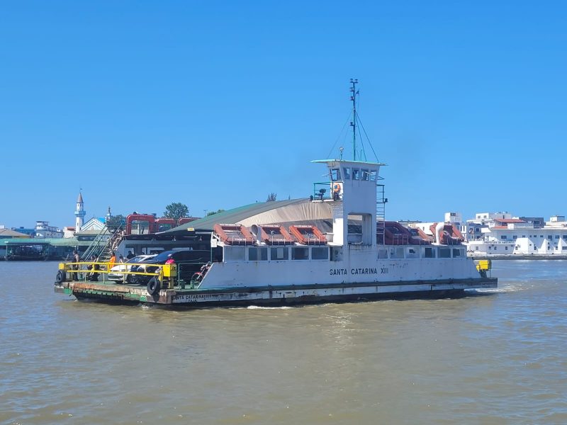 Foto mostra ferry boat operando na travessia