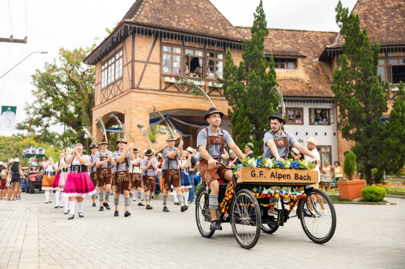 Novidades da Festa Pomerana: dança durante desfile em Pomerode 