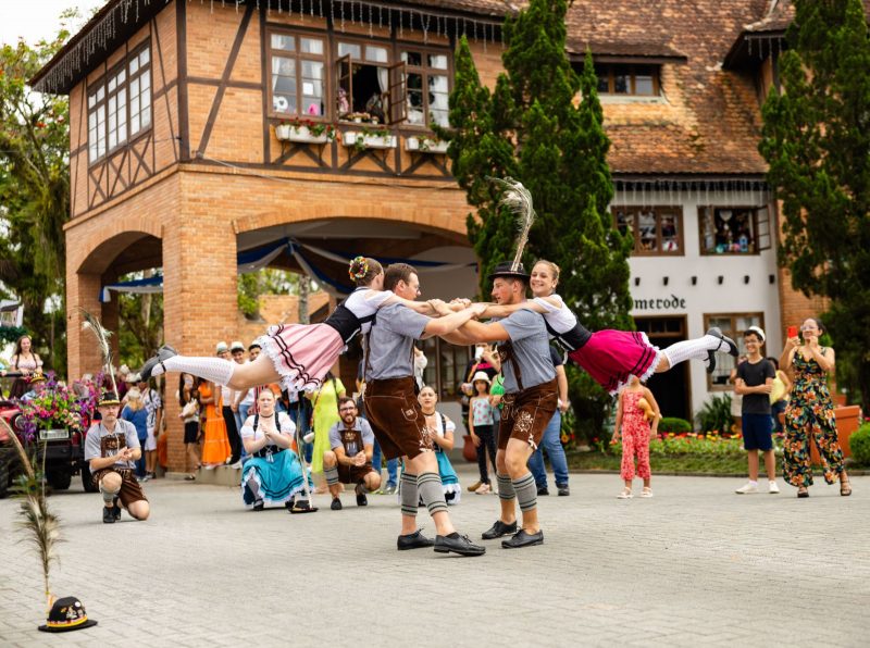 Novidades da Festa Pomerana: dança durante desfile em Pomerode 