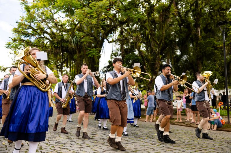 A imagem mostra um dos desfiles da Festa Pomerana.