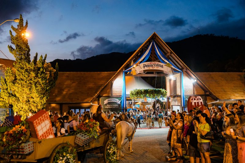 Festa Pomerana em Blumenau: carro alegórico chegando no pavilhão de eventos na cidade