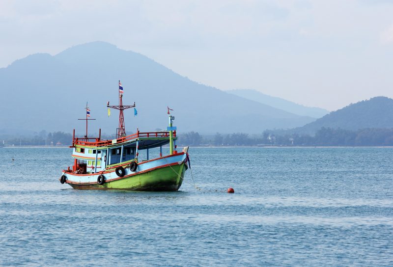 Foto ilustrativa de embarcação  no mar representando caso de homem morto no barco