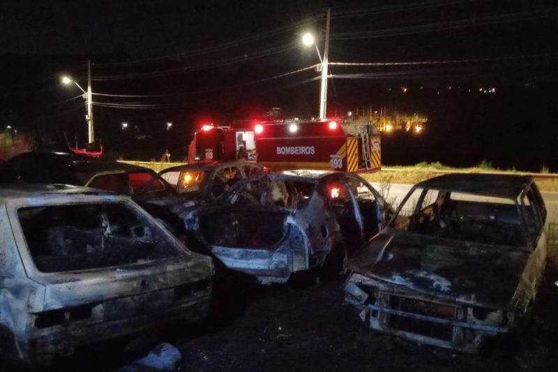 Os veículos foram consumidos pelo incêndio em SC