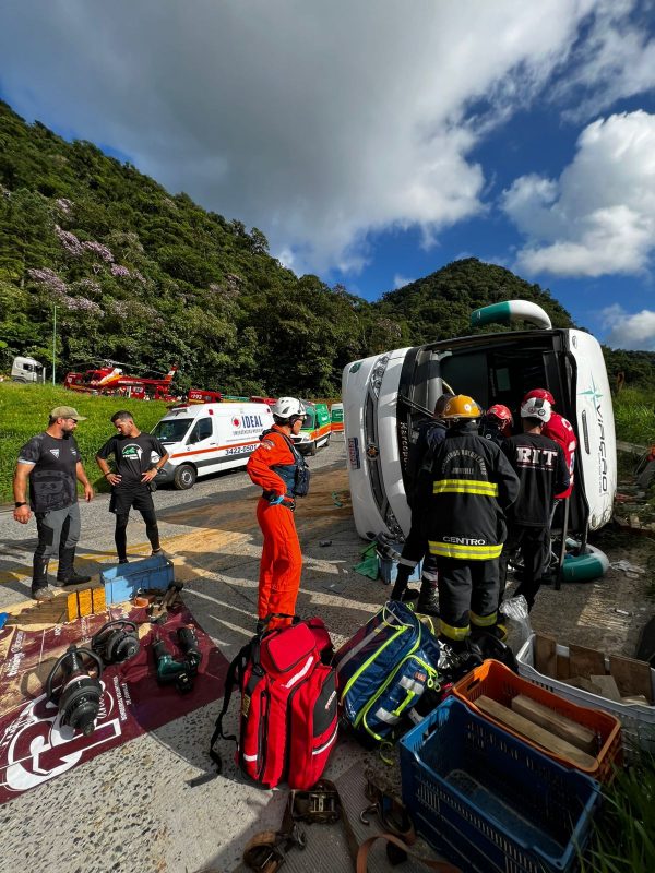 Ônibus que tombou na Serra levava adolescentes para o parque Beto Carrero