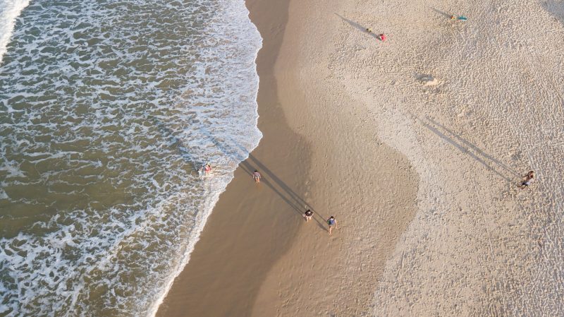 Imagem mostra praia em SC para ilustrar matéria sobre virose e balneabilidade no estado