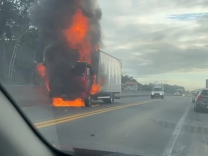 A imagem mostra o incêndio na BR-470.