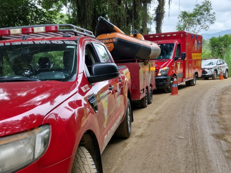 A imagem mostra os veículos do Corpo de Bombeiros Voluntários de Indaial.