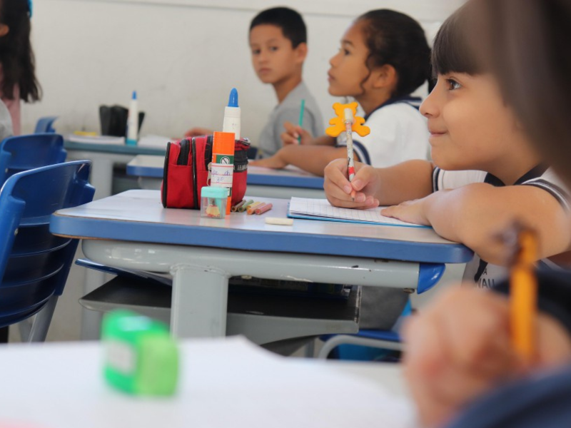 A imagem mostra a volta do ano letivo da Educação Infantil.