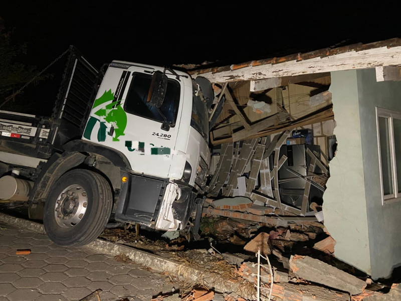 A imagem mostra o caminhão desgovernado colidido com a residência.