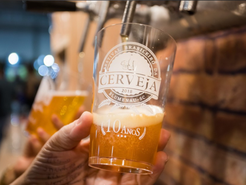 A imagem mostra um copo de uma edição do Festival Brasileiro da Cerveja e do Concurso Brasileiro de Cervejas.