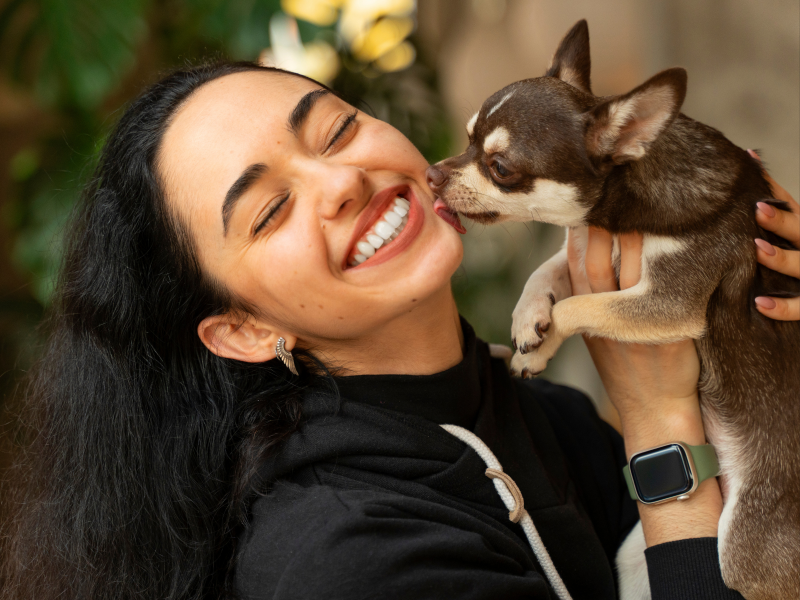 A imagem mostra um cão com sua tutora.