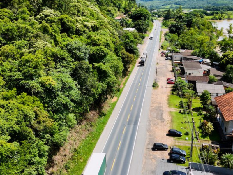 A imagem mostra o trecho restaurado após obras na BR-470.