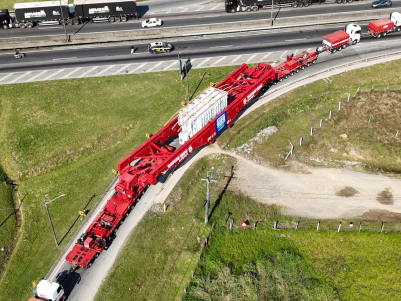 A imagem mostra uma carga da WEG sendo transportada