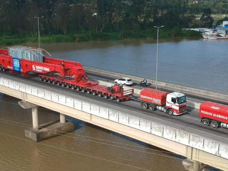 A imagem mostra o comboio da WEG transportando equipamentos