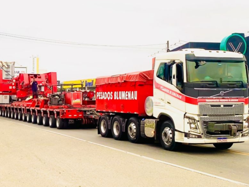 A imagem mostra a carga pesada da WEG sendo transportada.