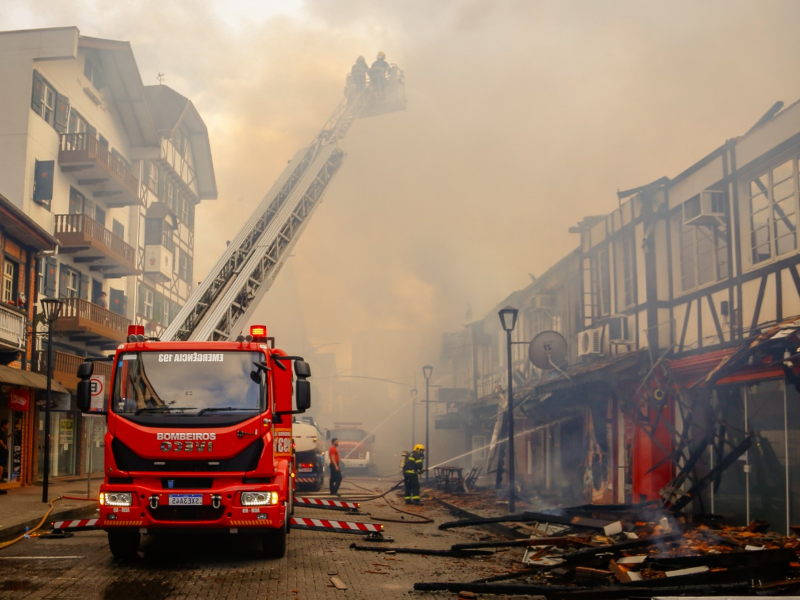 Causa do incêndio em Blumenau é divulgada; Viatura dos bombeiros atendendo ocorrência 