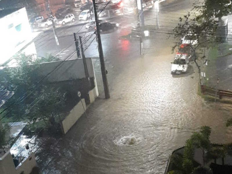 A imagem mostra alagamento em Rio do Sul