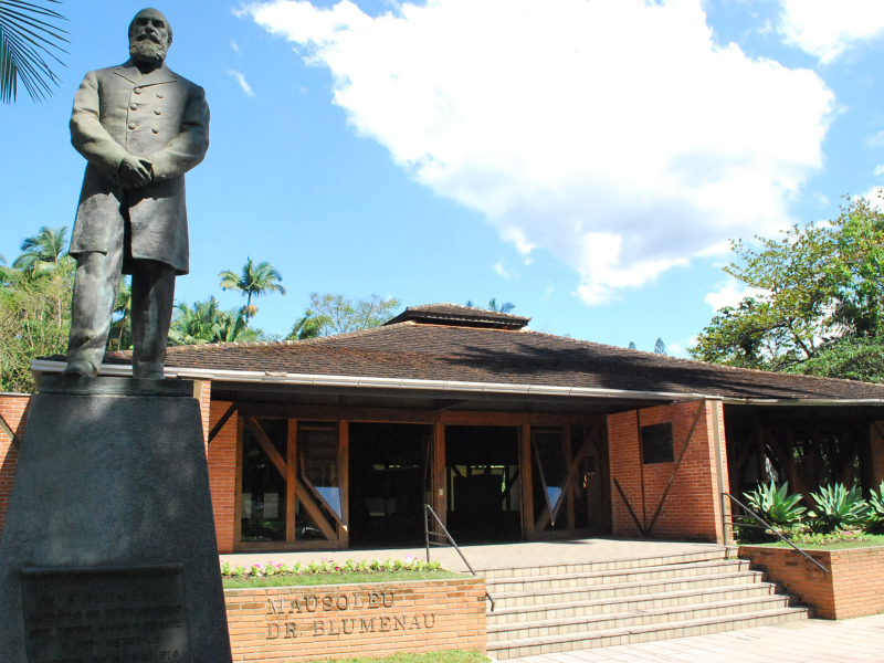 A imagem mostra o Mausoléu Dr. Blumenau, um dos museus e espaços culturais em Blumenau.