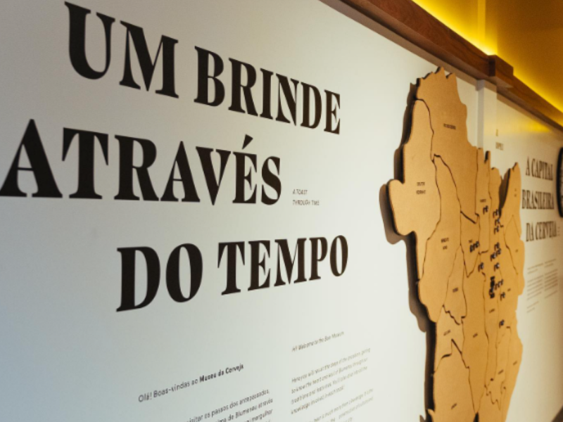 A imagem mostra o interior do Museu da Cerveja.