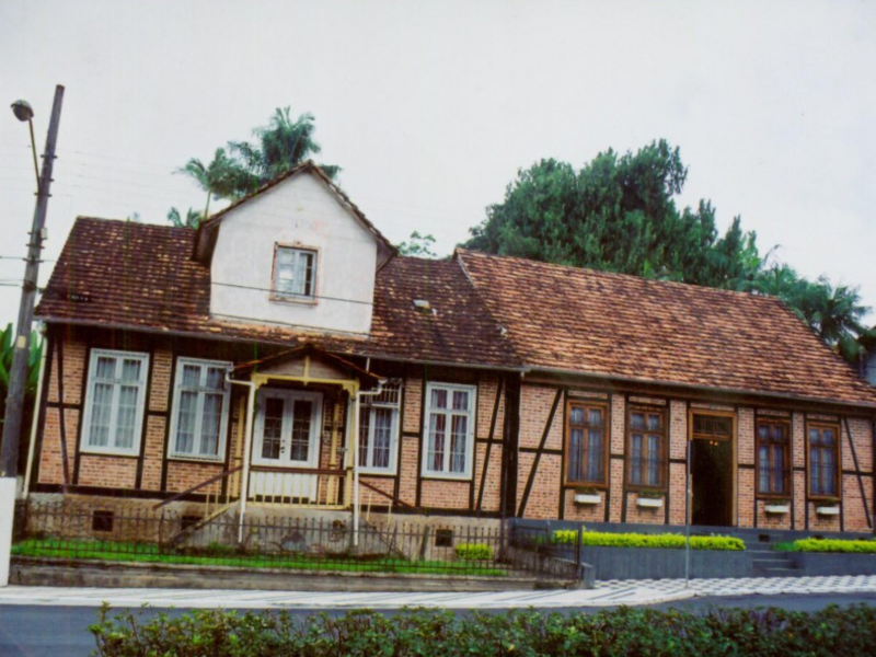 A imagem mostra a fachada do Museu da Família Colonial.