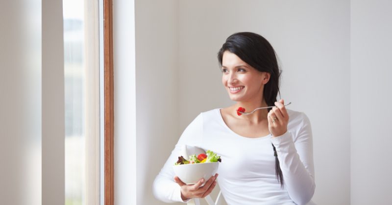 mulher comendo fruta