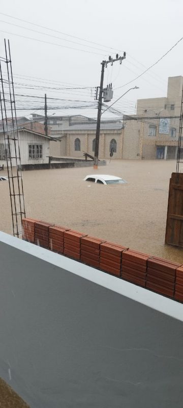 imagem mostra carro submerso no Camboriú