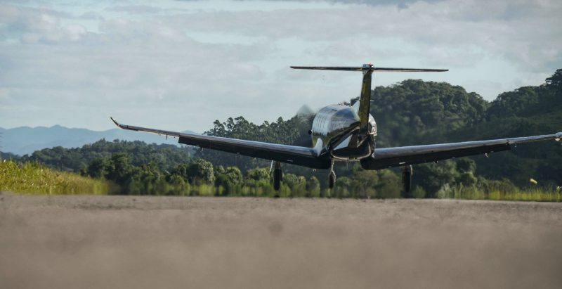 Imagem de avião em território brasileiro, em alusão ao projeto que quer barrar estrangeiros que ameacem poderes nacionais