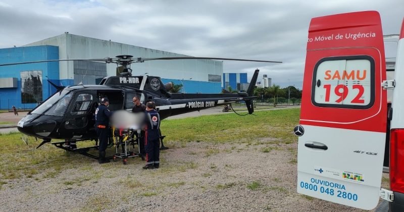 Gestante sendo colocada por equipe do Sarasul no helicóptero