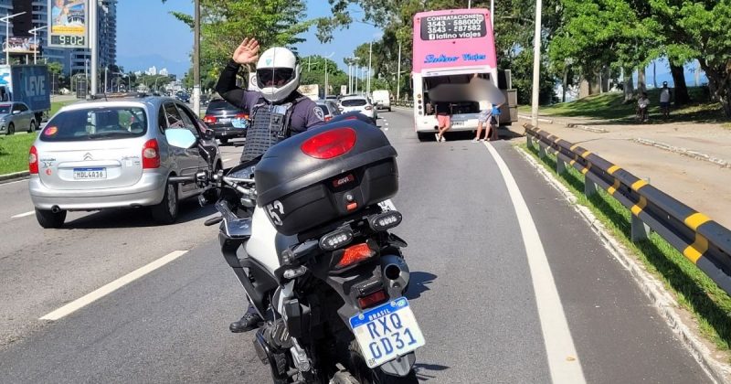 Ônibus argentino sofre problemas mecânicos e congestiona Beira-Mar Norte, em Florianópolis