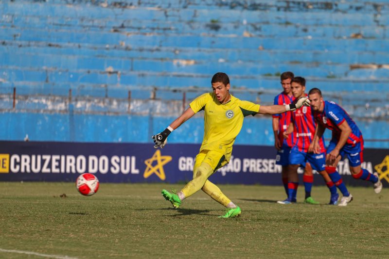 Goleiro do Goiás cobra pênalti contra o Marcílio Dias na Copinha