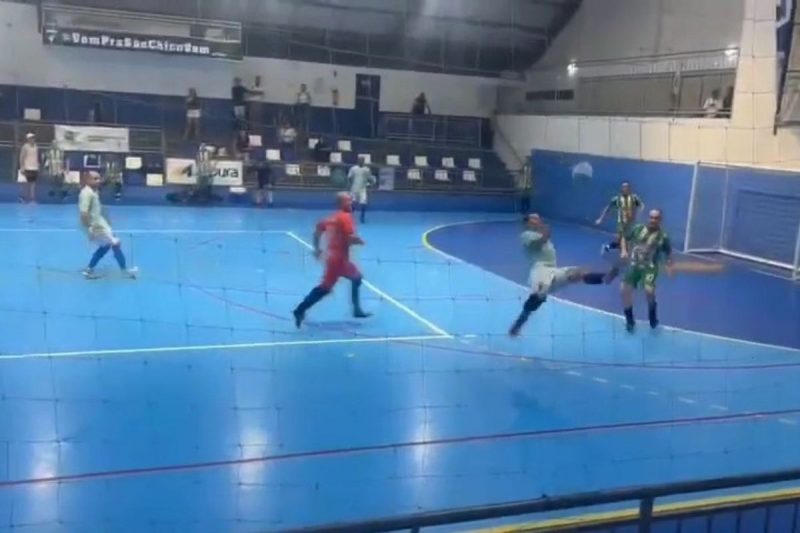 VÍDEO: Jogador faz gol 'a la Falcão' durante partida do Troféu NDTV de Futsal