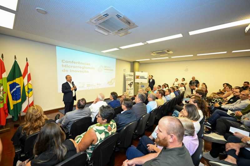 Jorginho Mello durante conferência realizada na CIB em Blumenau