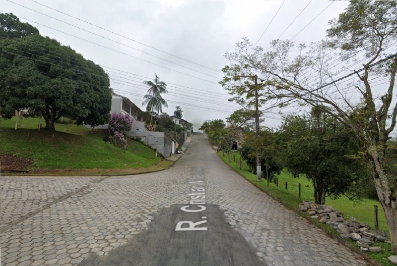 Imagem da rua onde grupo armado rendeu moradores e roubou seus pertences